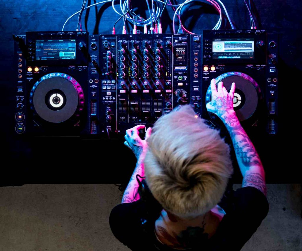 DJ tocando em festa